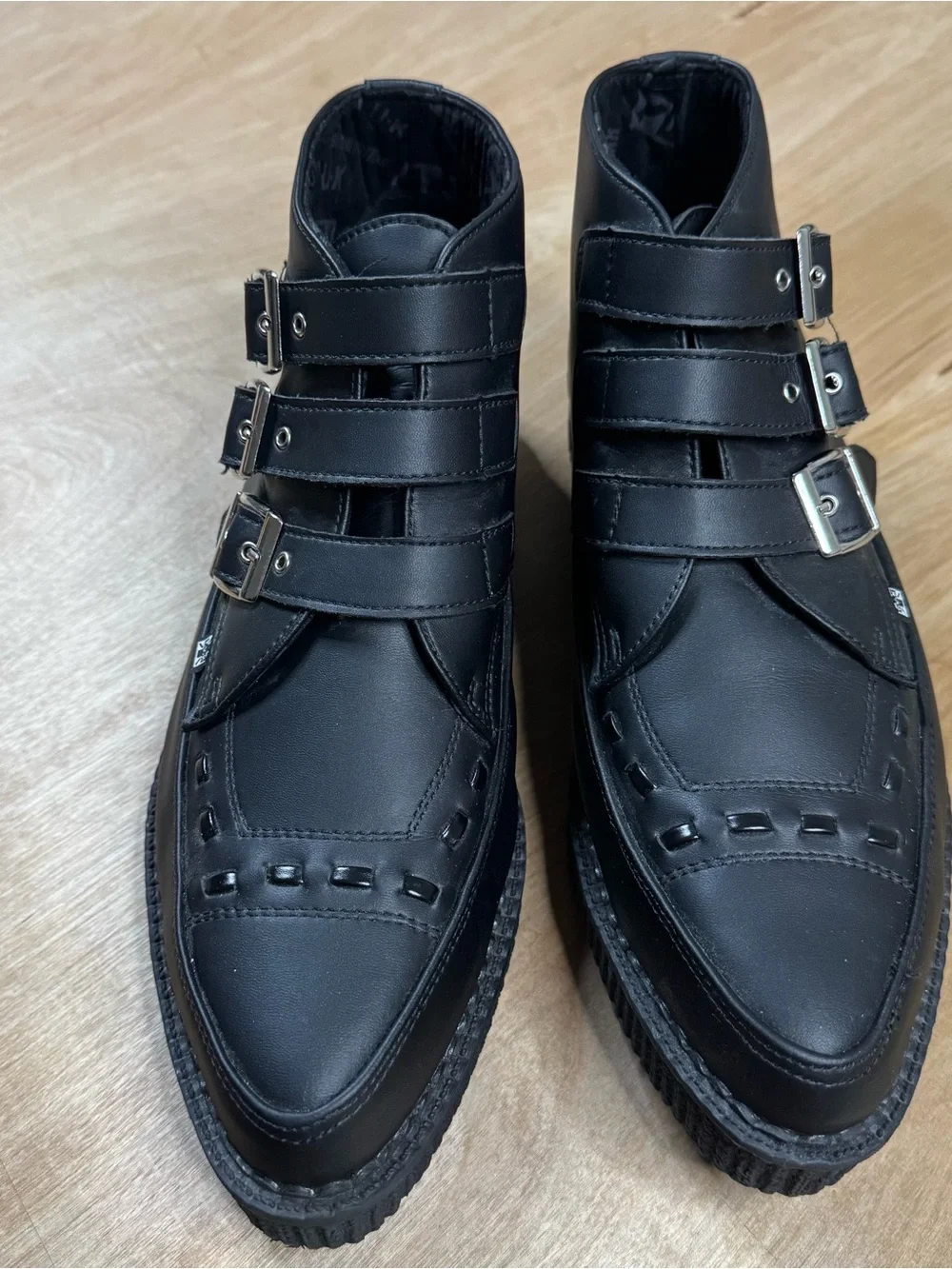 tuk black pointy